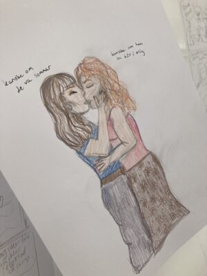 Bild tecknad med färgpennor föreställande två unga kvinnor som kysser varandra. På ena sidan om dem står texten "Kanske om det var sommar", texten fortsätter på andra sidan där det står "kanske om hon var kär i mig".