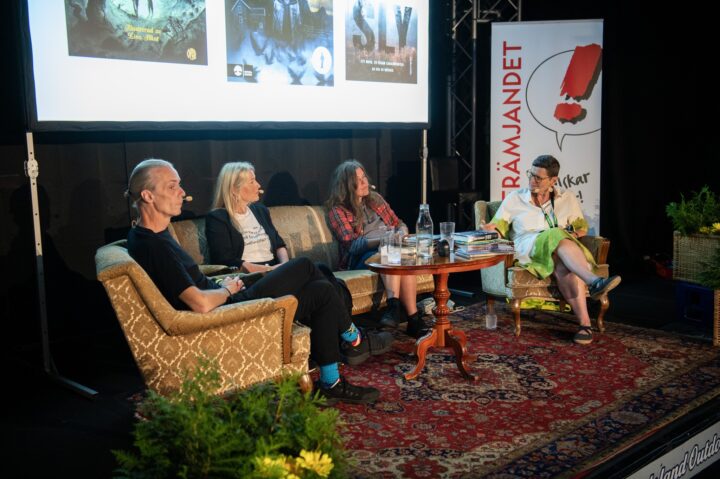 scensamtal med fyra deltagare 